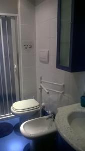 フィレンツェにあるColonna Homeのバスルーム(トイレ、洗面台付)
