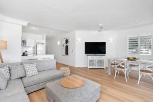 Un televizor și/sau centru de divertisment la Absolute Beachfront 2 Bedroom Apartment Alassio Palm Cove
