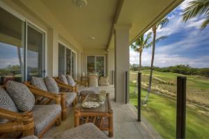 un porche avec des chaises et une table et une vue sur un terrain de golf dans l'établissement Mauna Kea Palms Ocean Views Stunning Mauna Kea Resort Best Beaches, à Waimea