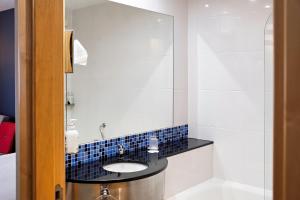 Holiday Inn Express Málaga Airport by IHG的一间浴室