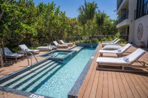 Bazén v ubytování VIDA Cayman Luxury Boutique Eco Hotel nebo v jeho okolí