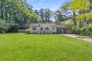 Κήπος έξω από το Secluded 3 Bedroom 10 Minutes to Atlanta Airport Self Check In
