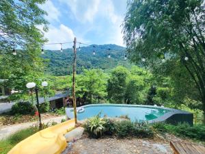 Bazén v ubytování Dốc Chill - Villa gần Ba Vì, view núi, gần hồ, 40ph đi từ trung tâm Hà Nội nebo v jeho okolí