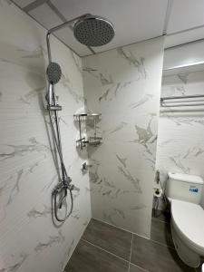 Bilik mandi di Renovated Loft Style Condo +26 gambar