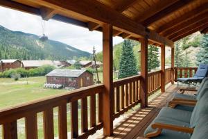 vista dal ponte di una cabina di Deer Mountain Lodge - Hot Tub - WiFi - Washer - Dryer - Fireplace a Red River