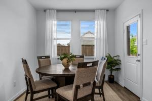 Afbeelding uit fotogalerij van Luxe Living - 3 Bedroom 2 Bath in Oak Point