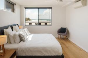 Postel nebo postele na pokoji v ubytování Bright Stylish Kings Beach Apartment