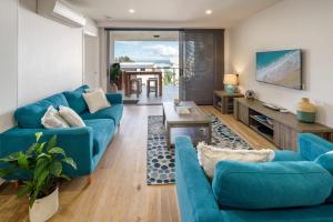 Posezení v ubytování Bright Stylish Kings Beach Apartment