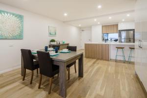 Kuchyň nebo kuchyňský kout v ubytování Bright Stylish Kings Beach Apartment