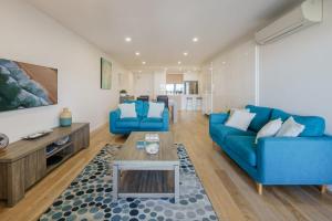 Posezení v ubytování Bright Stylish Kings Beach Apartment