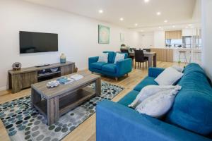 TV a/nebo společenská místnost v ubytování Bright Stylish Kings Beach Apartment