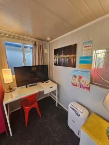 TV/trung tâm giải trí tại C3 Save money budget affordable cabin with comfort! Cabin 3
