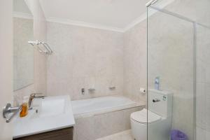 Koupelna v ubytování 48 Oceanview Drive + 17 fotografií