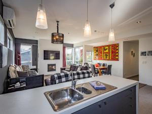 Η κουζίνα ή μικρή κουζίνα στο Snow-Vannah - Ohakune Holiday Home