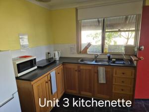 Bunbury's Most Convenient Location的厨房或小厨房