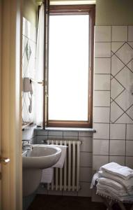 łazienka z umywalką i oknem w obiekcie Azienda Agrituristica Alcastlè w mieście Montabone +37 zdjęć