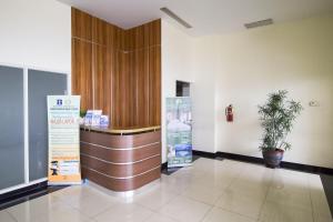 Ο χώρος του λόμπι ή της ρεσεψιόν στο Redliving Margonda Residence 3 Apartemen by Niki Room