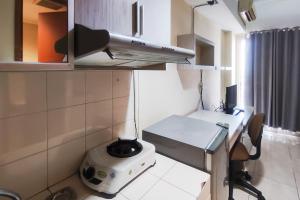 Η κουζίνα ή μικρή κουζίνα στο Redliving Margonda Residence 3 Apartemen by Niki Room
