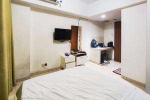 Μια τηλεόραση ή/και κέντρο ψυχαγωγίας στο Redliving Margonda Residence 3 Apartemen by Niki Room