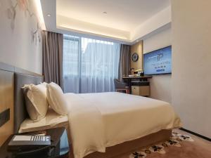 Paco Hotel BeiJing Road Metro Guangzhou-Free Shuttle Bus For Canton Fair客房内的一张或多张床位