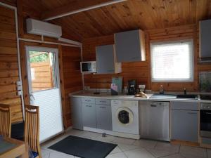 Η κουζίνα ή μικρή κουζίνα στο Chalet Bleu Comfortable holiday residence