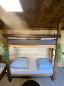Postel nebo postele na pokoji v ubytování Les Pichies, Logement insolite, Tiny House de Julia