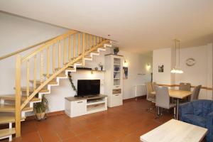 TV a/nebo společenská místnost v ubytování Feriendorf Bakenberg Ferienwohnung C27