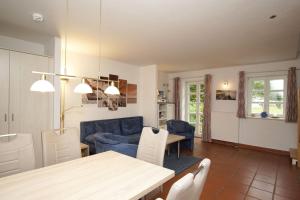 Posezení v ubytování Feriendorf Bakenberg Ferienwohnung C27