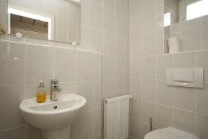 Koupelna v ubytování Feriendorf Bakenberg Ferienwohnung C27 + 18 fotografií