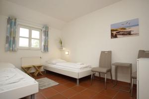 Postel nebo postele na pokoji v ubytování Feriendorf Bakenberg Ferienwohnung C27