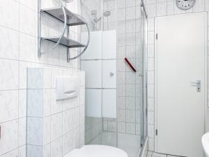 ボルテンハーゲンにあるUrlauberdorf Haus 20aのシャワーとトイレ付きのバスルーム +43枚の写真