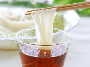 a cup of iced tea with a chopstick in it at HOTEL SUI AKASAKA by ABEST in Tokyo