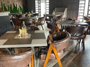 Restaurace v ubytování Hotel Tourist Inn By Sagar + 26 fotografií
