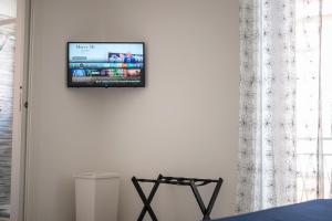 A television and/or entertainment centre at Dimora Asmara 11 15