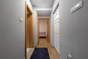 Ένα ή περισσότερα κρεβάτια σε δωμάτιο στο Hillside Apartments