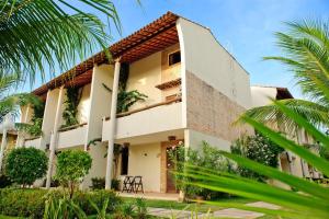 Casa blanca con patio y palmeras en Solar Pipa Apartments, en Pipa
