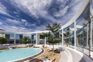 une vue extérieure d'un bâtiment avec piscine dans l'établissement iSea Resort, à Ba Ha