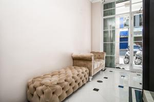 a living room with a couch and a window at RedDoorz near Taman Bekapai 3 Balikpapan in Klandasan Kecil