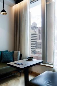 Ruang duduk di QT Melbourne