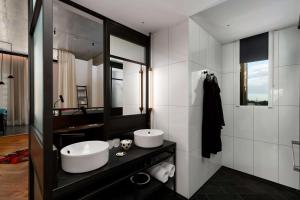 Bilik mandi di QT Melbourne