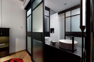 Bilik mandi di QT Melbourne