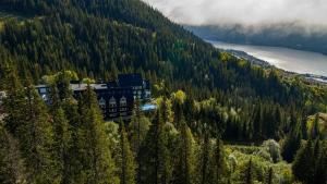 un edificio junto a una colina con árboles en Hotell Fjällgården Ski-In Ski-Out, en Åre
