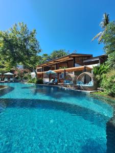 ein Swimmingpool vor einem Haus in der Unterkunft Deep Roots Dive & Yoga Resort in Nusa Penida