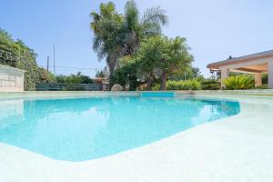 Bazén v ubytovaní Villa piscina a due passi dal mare alebo v jeho blízkosti