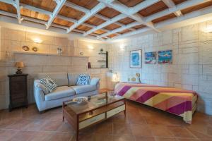 Posedenie v ubytovaní Villa piscina a due passi dal mare