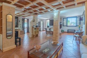 Posedenie v ubytovaní Villa piscina a due passi dal mare