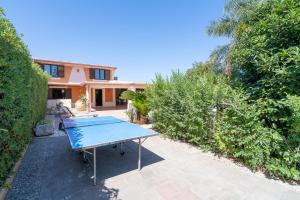 Stolný tenis v ubytovaní Villa piscina a due passi dal mare alebo v jeho okolí