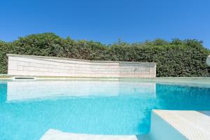 Bazén v ubytovaní Villa piscina a due passi dal mare alebo v jeho blízkosti