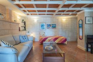 Posedenie v ubytovaní Villa piscina a due passi dal mare