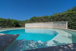 Bazén v ubytovaní Villa piscina a due passi dal mare alebo v jeho blízkosti